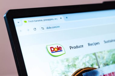 New York, ABD - 01 Ocak 2025: Dole Food Company web sitesinin ana sayfası taze meyve, sebze, tarif ve sürdürülebilirlik bilgilerinin yer aldığı bir dizüstü ekranda gösterildi