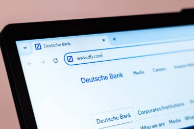 New York, ABD - 01 Ocak 2025: Deutsche Bank web sitesi bilgisayar ekranında sergilenen bankacılık, finans hizmetleri ve yatırım çözümleri