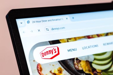 New York, ABD - 01 Ocak 2025: Dennys Restoran web sitesi bilgisayar ekranında sergilenen menü seçenekleri, konumlar ve yemek servisleri