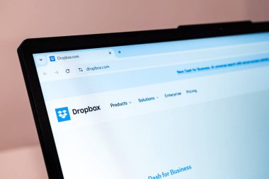 New York, ABD - 01 Ocak 2025: Dropbox web sitesi bilgisayar ekranında bulut depolama, dosya paylaşımı ve işbirliği çözümlerinde gösterildi