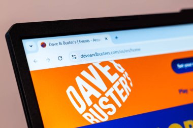 New York, ABD - 01 Ocak 2025: Dave ve Buster 'ın web sitesi bilgisayar ekranında logo gösterimi ve yeni konum açılışının duyurusu