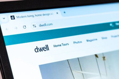 New York, ABD - 01 Ocak 2025: Dwell Magazine web sitesi, modern ev tasarımı, iç dekorasyon fikirleri, mimari eğilimleri ve çağdaş yaşam tarzını gösteren bir dizüstü bilgisayar ekranında sergilendi