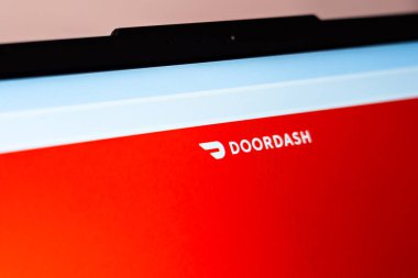 New York, ABD - 01 Ocak 2025: Kapı Perdesi İnternet sitesi gıda dağıtım hizmetleri ve restoran sipariş seçeneklerini gösteren bilgisayar ekranında sergilendi
