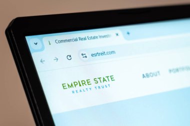New York, ABD - 07 Ocak 2025: Empire State Emlak Tröstü web sitesi ticari gayrimenkul yatırımları ve emlak yönetimi sergilenen bilgisayar ekranında sergilendi