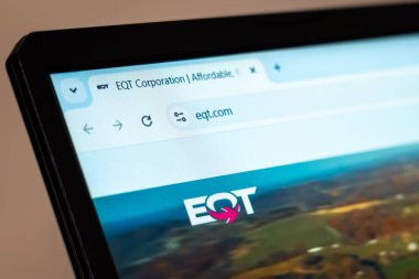 New York, ABD - 07 Ocak 2025: EQT Corporation web sitesi, doğal gaz üretimi ve enerji çözümlerini gösteren bilgisayar ekranında sergilendi