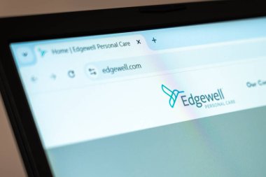New York, ABD - 07 Ocak 2025: Edgewell Kişisel Bakım sitesi, kişisel bakım ürünleri ve tımar çözümleri sergilenen bilgisayar ekranında sergilendi