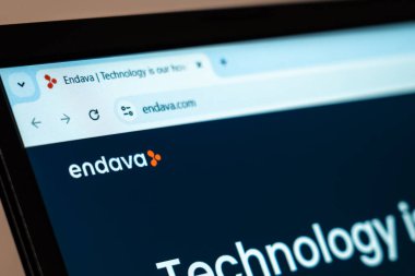 New York, ABD - 07 Ocak 2025: Endava web sitesinin ana sayfası teknoloji hizmetleri ve dijital çözümlere odaklı bilgisayar ekranında gösterildi