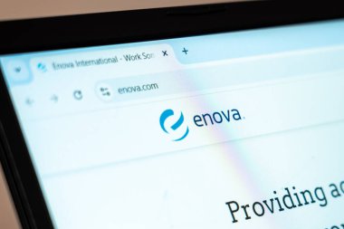 New York, ABD - 07 Ocak 2025: Enova International web sitesi bilgisayar ekranında sergilenen finansal hizmetler ve çevrimiçi borç verme çözümleri