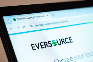 New York, ABD - 07 Ocak 2025: Eversource Energy web sitesi konut enerjisi hizmetleri ve hizmet çözümleri sergileniyor