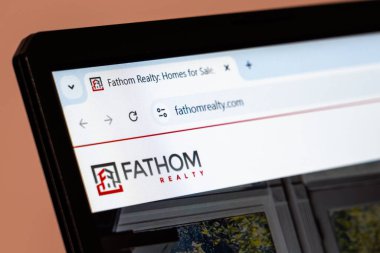 New York, ABD - 10 Ocak 2025: Fathom Emlak sitesi gayrimenkul listesi ve hizmetleri sunuyor