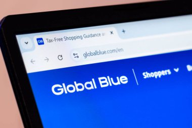 New York, ABD - 10 Ocak 2025: Global Blue vergisiz alışveriş rehberi web sitesi dizüstü bilgisayarında logo ile görüntülendi
