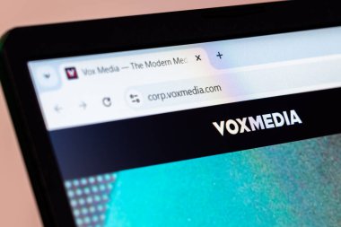 New York, ABD - 10 Ocak 2025: Vox Media kurumsal web sitesi anasayfası laptop ekranında logo ve canlı tasarım ile görüntülendi