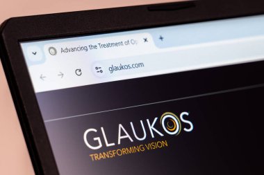 New York, ABD - 10 Ocak 2025: Glaukos Tıp Teknolojileri Şirketi 'nin web sitesi dizüstü bilgisayar ekranında logo ile görüntülendi