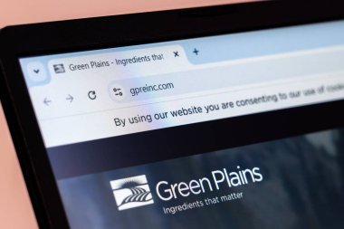 New York, ABD - 10 Ocak 2025: Green Plains biyoyakıt ve tarım işleme şirketi web sitesi dizüstü bilgisayar ekranında logo ile görüntülendi