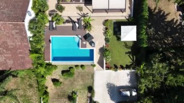 Yüzme havuzu ve lüks kiralık villa manzarası rahatlamak ve lüks tatiller için mükemmel.