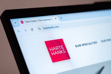 New York, ABD - 17 Ocak 2025: Harte Hanks 'in web sitesi, pazarlama hizmetleri markası ve müşteri deneyimi çözümlerini gösteren dizüstü bilgisayarda sergilendi