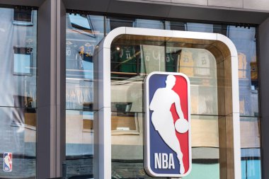 NEW YORK, ABD - 15 Mayıs 2019: NBA logosu basketbol liginin dış vurgulanması üzerine sergilendi