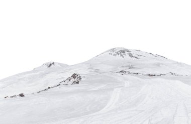 Beyaz arka planda karla kaplı kış dağlarının manzarası. Kışın dağ zirveleri