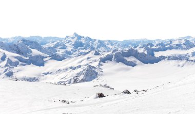 Beyaz arka planda karla kaplı kış dağlarının manzarası. Kışın dağ zirveleri