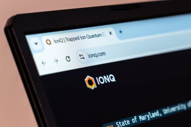 New York, ABD - 19 Ocak 2025: Kuantum hesaplama çözümleri ve gelişmiş teknoloji yeniliklerini gösteren IonQ web sitesi