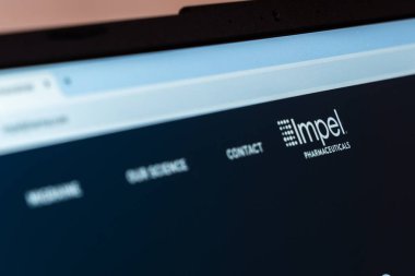 New York, ABD - 19 Ocak 2025: Impel Eczacılık İnternet sitesi yenilikçi uyuşturucu dağıtım sistemleri ve sağlık çözümleri sergiliyor