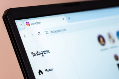 New York, ABD - 19 Ocak 2025: Fotoğraf paylaşımı ve ağ paylaşımı için sosyal medya platformunu gösteren Instagram web sitesi