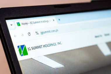 New York, ABD - 20 Ocak 2025: JG Summit Holding, Inc. websitesi bir ekranda sergilendi