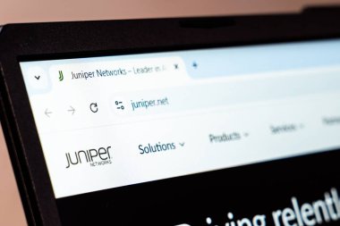 New York, ABD - 20 Ocak 2025: Juniper Networks web sitesi, bir ekranda gösterilen ağ çözümleri, ürünler ve hizmetleri sergiliyor