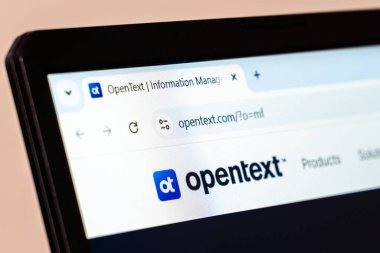 New York, ABD - 26 Ocak 2025: OpenText web sitesi ana sayfası şirket bilgi yönetimi için dizüstü bilgisayarda gösterildi