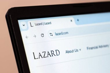 New York, ABD - 26 Ocak 2025: Logo, navigasyon menüsü ve mali danışmanlık hizmetlerinin yer aldığı Lazard web sitesi