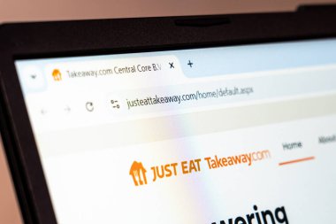 New York, ABD - 20 Ocak 2025: Bir ekranda çevrimiçi yemek siparişi ve dağıtım hizmetlerini gösteren Takviye Paket Ye web sitesi