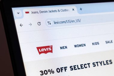 New York, ABD - 22 Ocak 2025: Levis sitesi kot giyimi ve tanıtım teklifleri sunan dizüstü bilgisayarda sergilendi