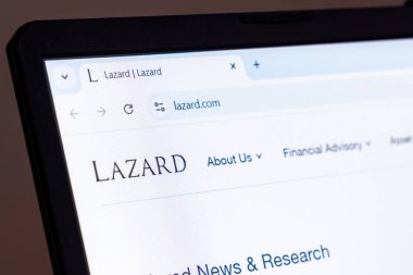 New York, ABD - 22 Ocak 2025: Lazard web sitesi finansal danışmanlık ve varlık yönetimi hizmetlerinin gösterildiği dizüstü bilgisayarda sergilendi