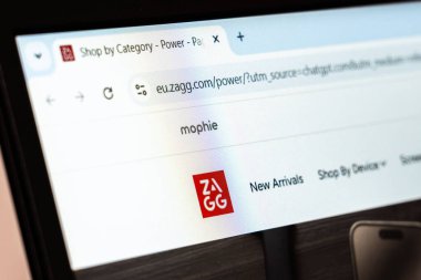 New York, ABD - 26 Ocak 2025: ZAGG web sitesi mobil cihaz aksesuarları ve güç çözümlerinin yer aldığı bir dizüstü bilgisayarda gösterildi