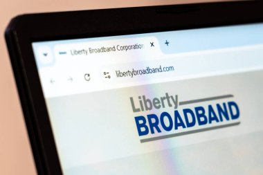 New York, ABD - 26 Ocak 2025: Liberty Broadband Corporation resmi web sitesi marka logosu ve şirket navigasyonu