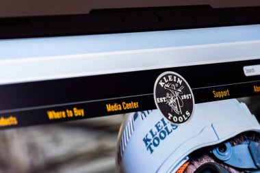 New York, ABD - 22 Ocak 2025: Howard Leight 'in web sitesi, kafasının arkasında kulaklık ürünü reklamları ve şirket markalarının yer aldığı bir dizüstü ekranda sergilendi