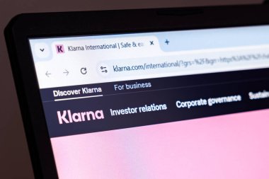 New York, ABD - 22 Ocak 2025: Klarna web sitesi ödeme çözümleri ve finans hizmetlerinin gösterildiği dizüstü bilgisayarda sergilendi