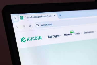 New York, ABD - 22 Ocak 2025: KuCoin web sitesi şifreli döviz ve ticaret platformlarını gösteren dizüstü bilgisayar ekranında sergilendi