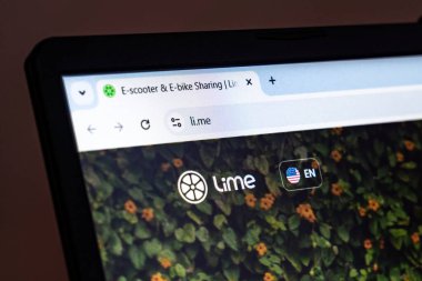 New York, ABD - 22 Ocak 2025: Lime web sitesi e-scooter ve e-bisiklet paylaşım hizmetlerini destekleyen dizüstü bilgisayarda sergilendi