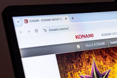 New York, ABD - 22 Ocak 2025: Konami web sitesi oyun ve eğlence ürünlerini gösteren dizüstü bilgisayarda sergilendi