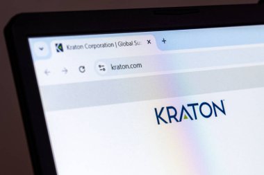 New York, ABD - 22 Ocak 2025: Kraton web sitesi kimyasal ürünler ve küresel polimer çözümleri gösteren dizüstü bilgisayarlarda sergilendi