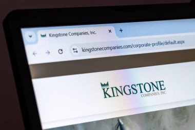 New York, ABD - 22 Ocak 2025: Kingstone Şirketleri Şirketi 'nin internet sitesi bilgisayar ekranında şirket logosu, şirket bilgileri ve iş profili sergileniyor