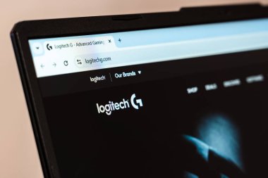 New York, ABD - 26 Ocak 2025: Logitech resmi web sitesi Oyun ürünleri ve logosu