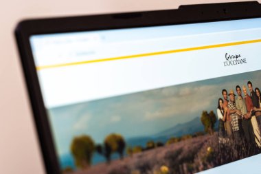 New York, ABD - 26 Ocak 2025: Groupe loccitane web sitesi ana sayfası marka logo ile dizüstü ekranda gösteriliyor