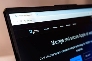 New York, ABD - 20 Ocak 2025: Jamf web sitesi bir ekranda gösterilen Apple aygıt yönetimi çözümleri sunuyor