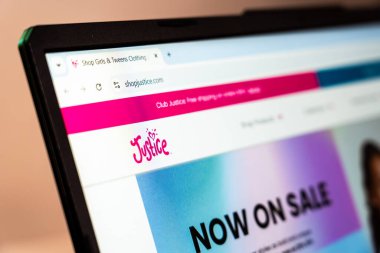 New York, ABD - 20 Ocak 2025: Adalet sitesi kızlar ve gençler için giysi ve aksesuarlar ekranda sergilendi