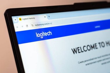 New York, ABD - 26 Ocak 2025: Logitech Harmony web sitesinin ana sayfasında marka logosu ve mavi navigasyon pankartı gösteriliyor