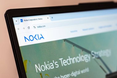 New York, ABD - 26 Ocak 2025: Nokia Corporation web sitesi şirket logosu ve navigasyon barını gösteren ana sayfa