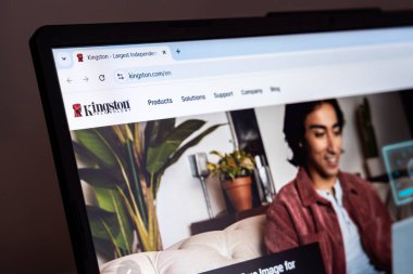 New York, ABD - 22 Ocak 2025: Kingston web sitesi bilgisayar ekranında ürünleri ve çözümleri gösteriyor