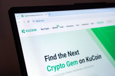 New York, ABD - 22 Ocak 2025: KuCoin web sitesi şifreli döviz ve ticaret platformlarını gösteren dizüstü bilgisayar ekranında sergilendi